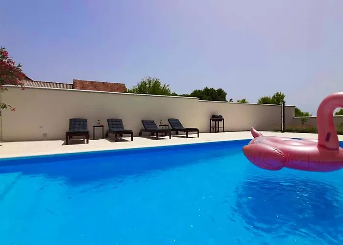 Boutique House Ika With Private Swimming Pool Villa *